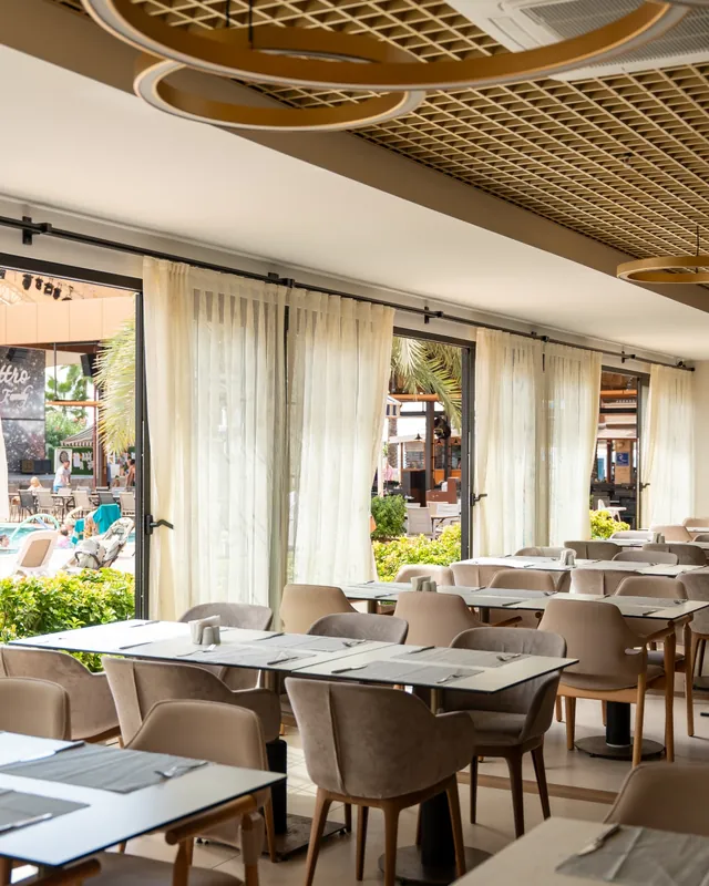 Restoran masaları yanında tavandan zemine uzanan tül perde uygulaması
