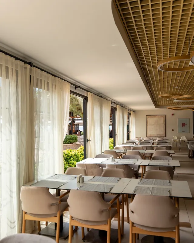 Restoran pencere cephesinde uzun tül perde uygulamasının görünümü