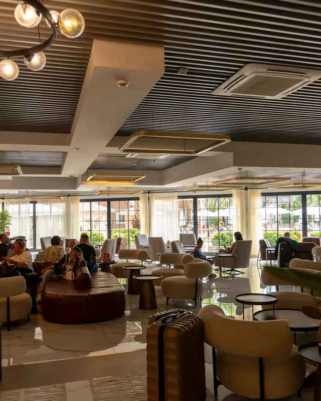 Otel ve restoran ortak oturma alanındaki geniş camlar ve perde uygulaması